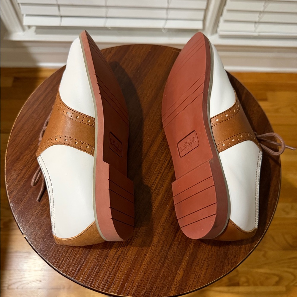 Eastland Women’s White and Brown Women's Flats! Size 8! Best Offer Accepted! 🤍🤎 - Picture 4 of 13